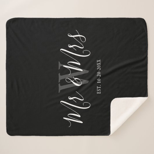 Modern Mr. en Mrs. Black Script Monogram Wedding Sherpa Deken (Voorkant (horizontaal))