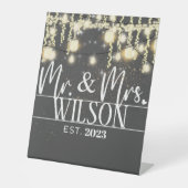 Modern Mr & Mrs. Vast Lights Wedding Reclamebord Met Voetstuk (Voorkant)