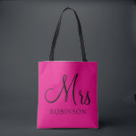 Modern Mrs Hot Pink Black Script Wedding Monogram Tote Bag<br><div class="desc">De canvas tas van de bruiloft van de douane kenmerkt een gewaagd en modern Mw. manuscriptmonogram van de getrouwde familienaam van de bruid in stijlvolle zwarte tekst op hete roze achtergrond. Eenzijdig ontwerp. Ideaal voor een nieuwe vrouw om haar essentie te pakken voor haar huwelijksreis of cadeau voor een bruiloft....</div>