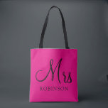 Modern Mrs Hot Pink Black Script Wedding Monogram Tote Bag<br><div class="desc">De canvas tas van de bruiloft van de douane kenmerkt een gewaagd en modern Mw. manuscriptmonogram van de getrouwde familienaam van de bruid in stijlvolle zwarte tekst op hete roze achtergrond. Eenzijdig ontwerp. Ideaal voor een nieuwe vrouw om haar essentie te pakken voor haar huwelijksreis of cadeau voor een bruiloft....</div>
