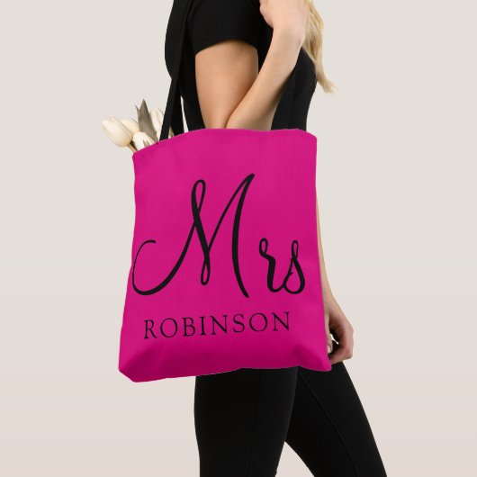 Modern Mrs Hot Pink Black Script Wedding Monogram Tote Bag (Dichtbij)