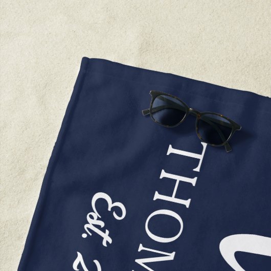 Modern Mrs Script Nautical Navy & White Stripes Strandlaken (In situ)