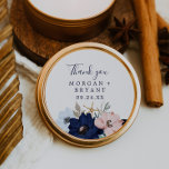 Modern Nautical | Floral Wedding Favor Sticker<br><div class="desc">Deze moderne zeemansorbruiloft bevoordeelt stickers zijn perfect voor een cruise- of strandtrouwreceptie. Het grillige ontwerp heeft een wazige roze en blauw-marinesbloemen met gouden stervisaccenten, waardoor het een beachy vibe krijgt. Pas de labels van de sticker aan met uw namen, de gebeurtenis (indien van toepassing) en de datum. Deze stickers kunnen...</div>