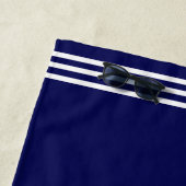 Modern Nautical Golden Ship Wheel op Navy Blue Strandlaken (In situ)