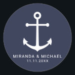 Modern Nautical Navy Blue Anchor Wedding Favor Ronde Sticker<br><div class="desc">Moderne minimalistische nautische marine blauw anker bruiloft gunst Sticker met wit anker en gepersonaliseerde bruid en bruidegom naam met bruiloft datum in wit modern sans serif lettertype stijl op navy blauwe achtergrond. Perfect voor nautische thema bruiloft,  strand thema bruiloft en meer.</div>