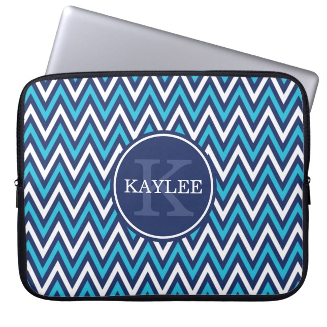 Modern Navy Aqua Blue Chevron en Monogram Laptop Sleeve (Voorkant)