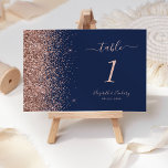 Modern Navy Blauw Roos Gouden Glitter Bruiloft Kaart<br><div class="desc">De linkerkant van dit elegante moderne huwelijkstafelnummer heeft een rozen gouden faux glitter design. De aanpasbare tekst combineert roos roze handschrift,  koperplaat en cursieve lettertypen op een marineblauwe achtergrond.</div>