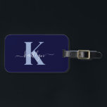 Modern Navy Blauwe Script Monogram Bagagelabel<br><div class="desc">Dit eenvoudige, elegante navy blauwe bagagelabel met je voornaam in een trendy script-lettertype in wit getypt over je eerste initiaal in een modern hoofdlettertype in lichtblauw aan de ene kant en een schuifkaart voor je naam, adres en telefoonnummer aan de andere kant zou er fantastisch uitzien op je koffers. Het...</div>