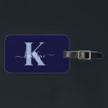 Modern Navy Blauwe Script Monogram Bagagelabel<br><div class="desc">Dit eenvoudige, elegante navy blauwe bagagelabel met je voornaam in een trendy script-lettertype in wit getypt over je eerste initiaal in een modern hoofdlettertype in lichtblauw aan de ene kant en een schuifkaart voor je naam, adres en telefoonnummer aan de andere kant zou er fantastisch uitzien op je koffers. Het...</div>