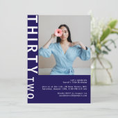 Modern Navy Blue 32e verjaardag foto uitnodiging (Staand voorkant)