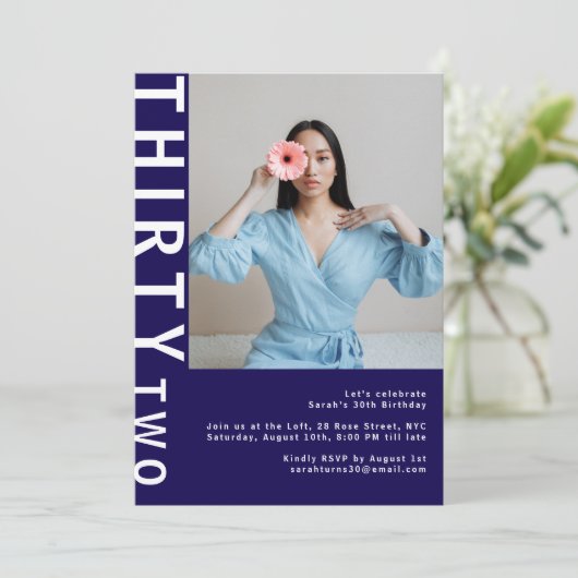 Modern Navy Blue 32e verjaardag foto uitnodiging (Staand voorkant)