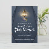 Modern Navy Blue and Gold Glowing Lantern Iftar Kaart (Staand voorkant)