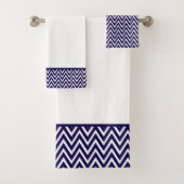 Modern Navy Blue en White Chevron Stripe Bad Handdoek (Insitu)