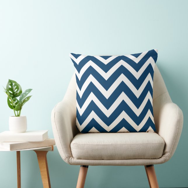 Modern Navy Blue en White Chevron Stripes Kussen (Stoel)