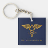 Modern Navy Blue Gold Caduceus RN Nurse Name Titel Sleutelhanger (Voorkant)