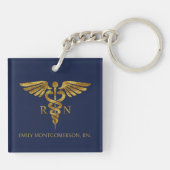 Modern Navy Blue Gold Caduceus RN Nurse Name Titel Sleutelhanger (Achterkant)