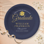 Modern Navy Blue Gold Graduation Party Papieren Bordje<br><div class="desc">Een elegant bord voor afgestudeerpapier met uw afstudeerders details die op een blauw marineachtergrond in een chemische typografie zijn ingesteld. Ontworpen door: Thisnotme©</div>
