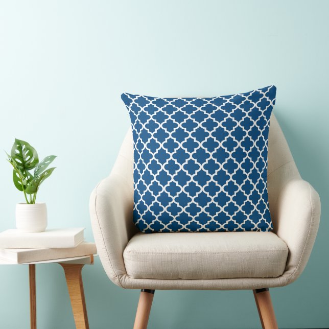 Modern Navy Blue Moroccan Quatrefoil Pattern Kussen (Stoel)