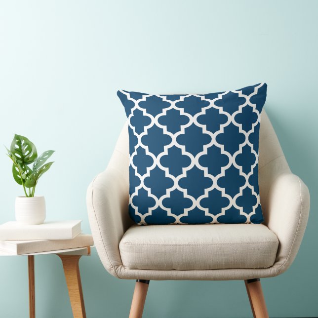 Modern Navy Blue Moroccan Quatrefoil Pattern Kussen (Stoel)
