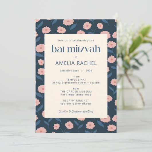 Modern Navy Blue Pink Boho Floral Bat Mitzvah RSVP Kaart (Staand voorkant)
