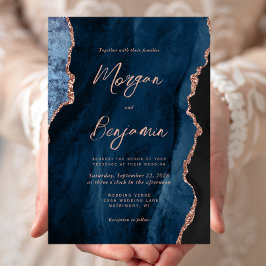 Modern Navy Blue Roos Gold Agate Script Wedding Kaart