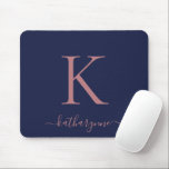 Modern Navy Blue Roos Gold Monogram script Muismat<br><div class="desc">Modern Elegant Roze Roze Monogram op een schitterend blauw muispad. Gemakkelijk aan te passen met uw eigen naam en details. Ideaal voor je moderne,  minimalistische,  maar luxe levensstijl! Neem contact met ons op via cedarandstring@gmail.com als u hulp nodig hebt bij het ontwerp of de bijbehorende producten.</div>