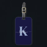 Modern Navy Blue Script Monogram Bagagelabel<br><div class="desc">Dit eenvoudige, elegante marineblauwe bagagelabel met je voornaam in een trendy scriptlettertype in het wit, getypt over je eerste initiaal in een modern petten lettertype in lichtblauw aan de ene kant en een slide in kaart voor jouw naam, adres en telefoonnummer aan de andere kant, zou er geweldig uitzien op...</div>