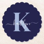 Modern Navy Blue Script Monogram Kartonnen Onderzetters<br><div class="desc">Deze eenvoudige, elegante marineblauwe ronde gecanneleerde randpapieren onderzetters met uw voornaam in een trendy scriptlettertype in wit getypt over uw eerste initiaal in een modern petten lettertype in lichtblauw zijn ideaal om uw tafels en tellers vrij te houden van waterringen. Ze absorberen druppels, zodat u zich geen zorgen hoeft te...</div>