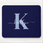 Modern Navy Blue Script Monogram Muismat<br><div class="desc">Deze eenvoudige,  elegante marineblauwe mousepad met uw voornaam in een trendy scriptlettertype in wit getypt over uw eerste initiaal in een modern petten lettertype in lichtblauw is ideaal voor uw kantoor/bureau. Het is stijlvol en trendy en toch zeer klassiek.</div>