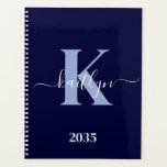 Modern Navy Blue Script Monogram Planner<br><div class="desc">Deze eenvoudige, elegante marineblauwe 8, 5 x 11 soft planner met je voornaam in een trendy script lettertype in wit getypt over je eerste initiaal in een modern petten lettertype in lichtblauw is ideaal voor jou. Het is stijlvol en trendy en toch zeer klassiek. Het maakt het houden van afspraken,...</div>