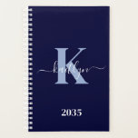 Modern Navy Blue Script Monogram Planner<br><div class="desc">Deze eenvoudige, elegante marineblauwe 5, 5 x 8, 5 soft planner met je voornaam in een trendy script lettertype in wit getypt over je eerste initiaal in een modern petten lettertype in lichtblauw is ideaal voor jou. Het is stijlvol en trendy en toch zeer klassiek. Het maakt het houden van...</div>