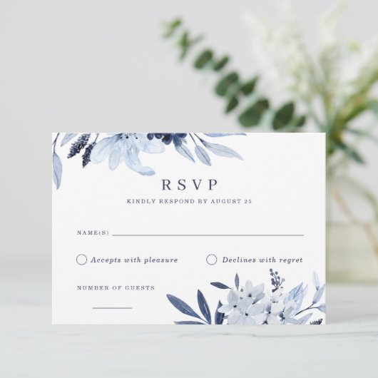 Modern Navy Blue Waterverf Floral RSVP Reactie Kaart (Staand voorkant)
