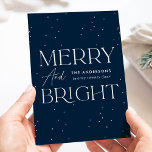 Modern Navy Merry en Bright Non-Foto Feestdagenkaart<br><div class="desc">Moderne vakantiekaart met "Merry and Bright", weergegeven in witte letters en marinekamer met subtiele witte stippen (sneeuw). Pas de voorzijde van de niet-fotovakantiekaart aan met uw familienaam en het jaar in witte letters. De kaart keert terug om uw persoonlijk bericht in jachtbrief te tonen of laat het leeg om uw...</div>