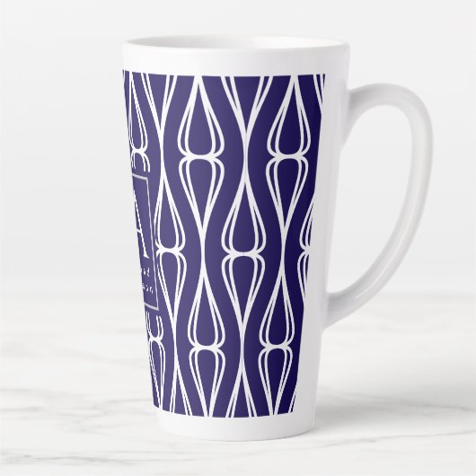 Modern Navy White Pattern Monogram Latte Mok (Rechts)