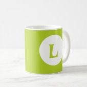 Modern Neon Lime Groen Monogram Initiaal Koffiemok (Voorkant rechts)