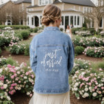 Modern net getrouwd wit script typografie denim jacket<br><div class="desc">Vier je pas getrouwde status met onze Modern Just Married White Script Typography Denim Jacket! Deze stijlvolle jas is voorzien van een elegante witte scripttypografie die prachtig contrasteert met de klassieke denim. Perfect voor post-ceremonie vieringen, recepties, of huwelijksreis avonturen, het voegt een chique en eigentijdse touch aan uw bruids ensemble....</div>