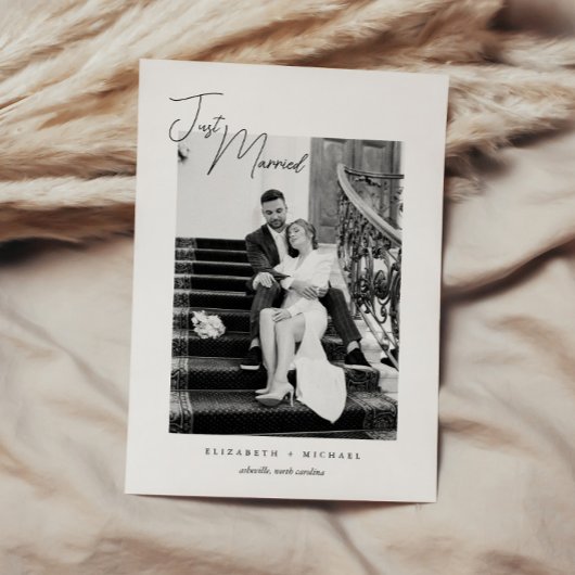 Modern net getrouwd zwart wit elopement bruiloft aankondiging