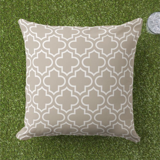 Modern neutraal beige Moroccan Quatrefoil Pattern Buitenkussen (Gras)
