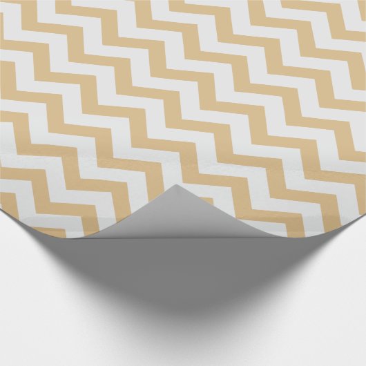 Modern neutraal goud- en wit chevron-patroon cadeaupapier (Hoek)