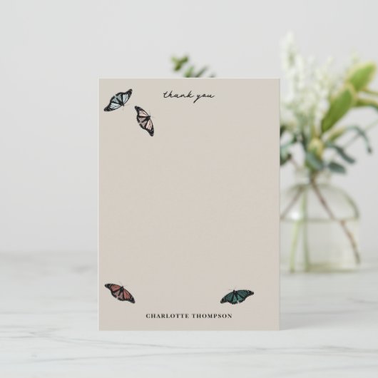 Modern neutraal vlinders tuin patroon bedankkaart (Staand voorkant)