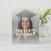 Modern Neutral Beige 2025 Afstuderen Foto Kaart (Staand voorkant)
