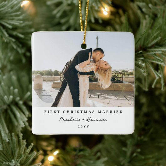 Modern Newly Weds 1st Christmas Photo Christmas Keramisch Ornament (Boom)