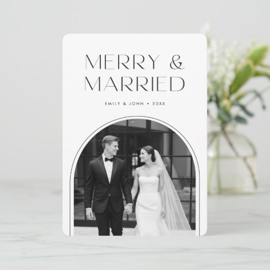 Modern Newlywed Black & White Arch Photo Christmas Feestdagenkaart (Staand voorkant)