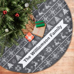 Modern Nordic Knit Ugly Sweater Chalkboard Name Fleece Kerstboom Rok<br><div class="desc">Viel het vakantieseizoen in "stijl" met deze moderne, Scandinavische stijl, een lelijk gevierbreiend patroon, aangepaste kerstboomrok! Kute, witte bomen, rendieren en ornamenten in witte bekleding met een achtergrond van een krijt. Personaliseer met jouw naam of douanegroet. 44 inch diameter, ontworpen voor de meeste bomen. De machine kan gewassen worden, vlak...</div>