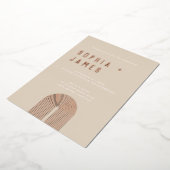 Modern Ochre Oranje Boho Arch Wedding Folie Uitnodiging (Gedraaid)