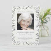 Modern Off White & Grey floral Memorial Aankondiging (Staand voorkant)