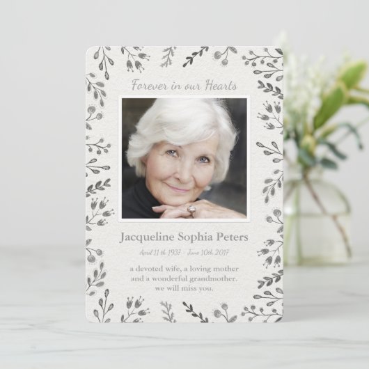 Modern Off White & Grey floral Memorial Aankondiging (Staand voorkant)