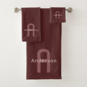 Modern ogende monogrammed naam | Maroon Red Bad Handdoek (Insitu)