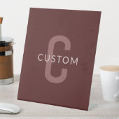 Modern ogende monogrammed naam | Maroon Red Reclamebord Met Voetstuk (Insitu)