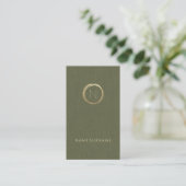 Modern olive Green Linen Gold Monogram verticaal Visitekaartje (Staand voorkant)